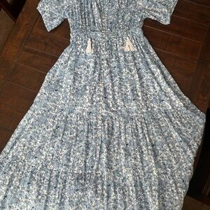 Elan Blue and White Floral Patterned Dress Shop Henley Boutique Medium
